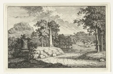 Paysage vallonné avec obélisque le long de la route