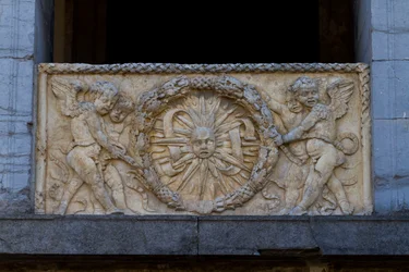 Plaque de balustrade avec soleil rayonnant dans une guirlande, bas-relief sur la façade de l