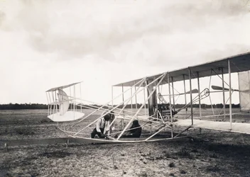 Léon Bollée travaillant sur l