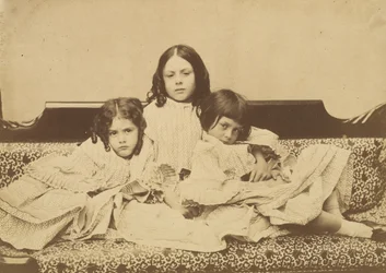 Edith, Ina et Alice Liddell sur un canapé, été 1858