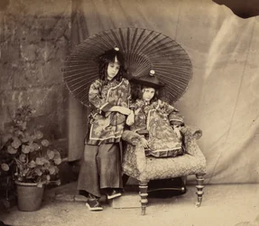 Lorina et Alice Liddell en costume chinois, 1860.