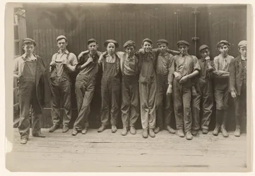 Groupe de jeunes boursiers travaillant dans une conserverie à Indianapolis, Indiana