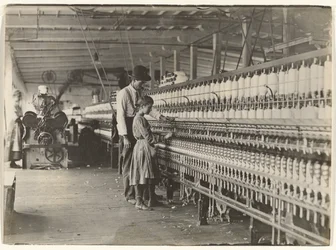 [Homme et fille à la machine à filer, usine de coton de Caroline du Sud].