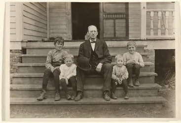 [M. Smith, contremaître à Wylie Mill, avec quatre enfants, Chester, Caroline du Sud.]
