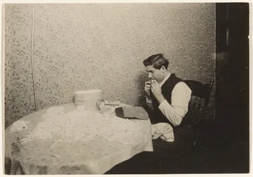 Rolling Cigarettes in N.Y. Tenement/[Homework] (en anglais)