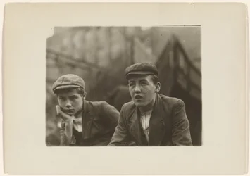 Deux garçons en manteaux et casquettes, New Jersey