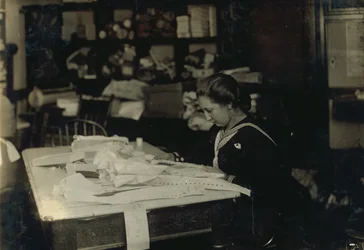 Marie Vancanvenberg, 15 ans, travaille sur des corsets pour Madame Claff au 420 Boylston Street à Boston, Massachusetts.