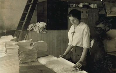 Une jeune fille de 15 ans plie des serviettes dans la blanchisserie Bonanno, Boston, Massachusetts.