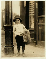 Garçon de journaux de 6 ans, connu sous le nom de Little Fattie et mesurant seulement 3 pieds 4 pouces, travaillant depuis un an à St. Louis, Missouri, 1910