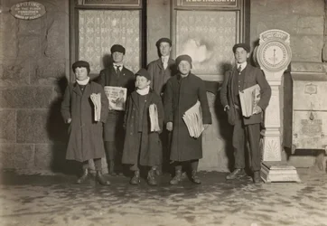 8:30 P.M. Groupe de vendeurs de journaux au dépôt, Hartford, Connecticut. Le plus petit garçon a 11 ans, mars 1909 (photo).