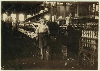 Leo, 8 ans, ne mesurant que 4 pieds, ramasse des bobines pour 15 cents par jour aux Elk Cotton Mills, Fayetteville, Tennessee, 1910
