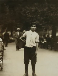 Un jeune cireur de bottes travaillant à Union Square, New York City