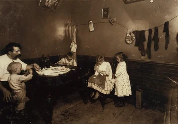 Annie Fedele travaillant au crochet dans la cuisine de sa maison de Sommerville, Massachusetts.