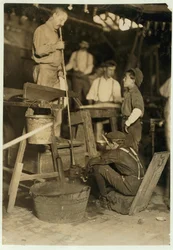 Souffleur et garçon de moule à Seneca Glass Works, Morgantown, Virginie-Occidentale, 1908