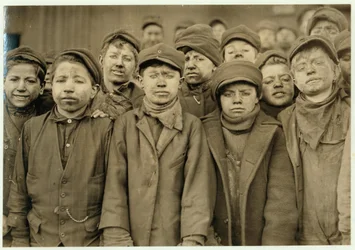 Garçons briseurs (qui trient le charbon à la main) à Hughestown Borough Coal Co. Pittston, Pennsylvanie, 1911