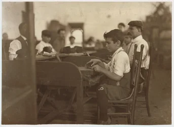 Apprenti enfant à la fabrique de cigares De Pedro Casellas, Tampa, Floride, 1909