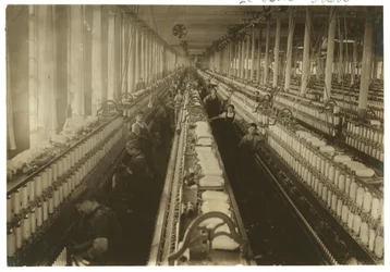 Enfants travaillant dans la salle de filature à Cornell Mill, Fall River, Massachusetts, 1912