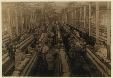 Enfants travaillant dans la salle de filature à Magnolia Cotton Mills, Mississippi, 1911