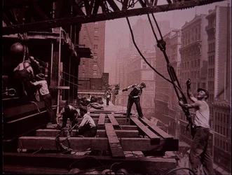 Empire State Building en construction, montrant une équipe de levage au travail