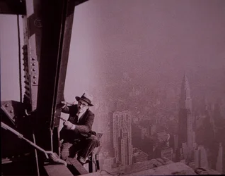 Empire State Building en construction, montrant un inspecteur vérifiant le travail