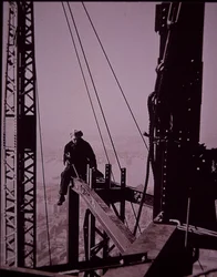 Empire State Building en construction, montrant un boulonneur avec une clé