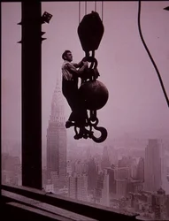 Empire State Building en construction, montrant un membre de l