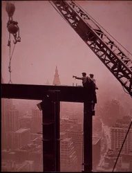 Empire State Building en construction, montrant la pose d