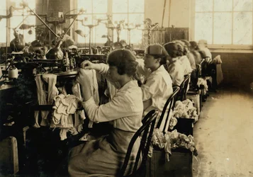 Filles fabriquant des bas dans les usines Ipswich à Boston, Massachusetts