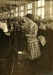 Filles fabriquant des bas dans les usines Ipswich à Boston, Massachusetts