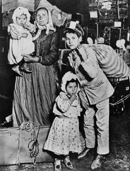 Immigrants arrivant à Ellis Island au début du XXe siècle