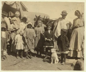 Cueilleurs de coton itinérants quittant une ferme près de McKinney, Texas après avoir cueilli une balle et demie de coton par jour, 1913