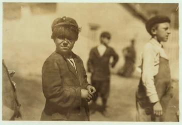 Joe (Jose) Mello, âgé de 8 ou 9 ans, travaille comme balayeur de moulin à New Bedford, Massachusetts, 1911