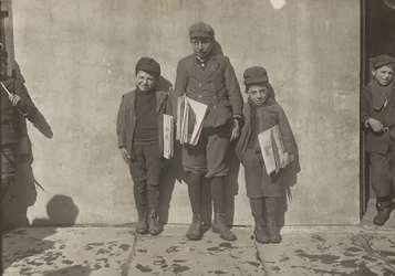 John Pento, 14 ans, Daniel et Angelo Pento, 7 ans, vendant des journaux..., 3348