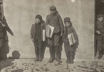 John Pento, 14 ans, Daniel et Angelo Pento, 7 ans, vendant des journaux, Hartford, Connecticut