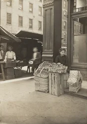 Lena Lochiavo - 11 ans, vendeuse de paniers et de bretzels, au marché de Sixth Street devant le saloon