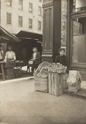 Lena Lochiavo, 11 ans, vendeuse de paniers et de bretzels, au marché de Sixth Street devant l