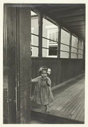 Petite fille debout à l