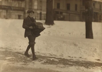 Louis A. Caulfield, âgé de 16 ans, sur Boston Common livrant une machine à écrire lourde sur environ 12 miles pour Model Typewriter Inspection Co. gagnant 6 $ par semaine, 1917