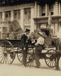 Des messagers en conversation à Union Square, New York