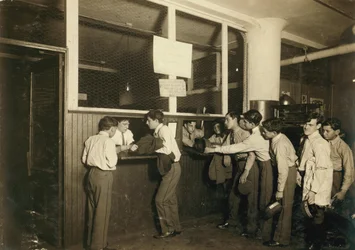 Des messagers remettent leur uniforme au bureau principal de la Postal Telegraph Co. à New York.