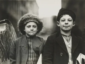 Camelots, Newark, New Jersey, décembre 1909 (tirage à la gélatine argentique)