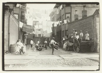 Terrain de jeu dans un village industriel (Terrain de jeu dans une allée de taudis), Boston