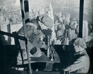 Rivetage des derniers boulons sur le mât du matin de l