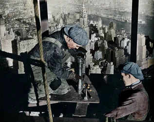 Rivetage des derniers boulons sur le mât du matin de l