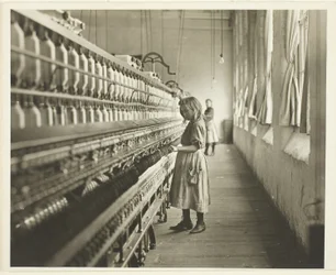 Sadie Pfeifer, fileuse dans une filature de coton, Lancaster, Caroline du Sud