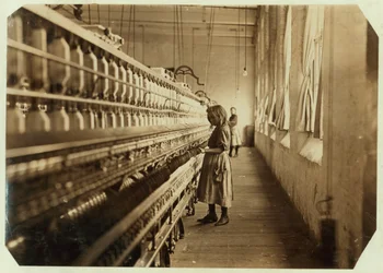 Sadie Pfeifer, haute de seulement 4 pieds, travaille depuis 6 mois aux filatures de coton Lancaster, Caroline du Sud, 1908