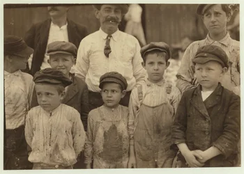 Cueilleurs de crevettes âgés de 5 et 8 ans à Dunbar, Lopez, Dukate Co, Biloxi, Mississippi, 1911