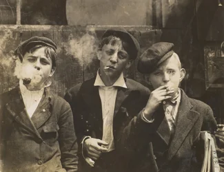 Trois jeunes vendeurs de journaux fumant, Saint Louis, Missouri, États-Unis, 1910