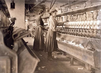 Femmes travaillant malgré une grossesse avancée, à Globe Cotton Mill, Augusta, Géorgie, pub. 1909