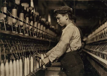 Jeune garçon travaillant comme doffer dans la filature de coton Globe, Augusta, Géorgie, USA, vers 1909